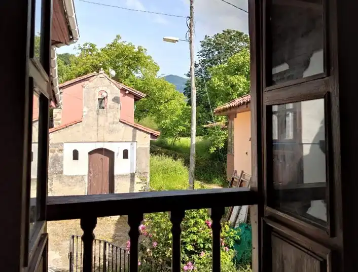 Terrasse von Einfamilien-Reihenhaus zum Verkauf in Ponga mit Klimaanlage, Heizung und Möbliert