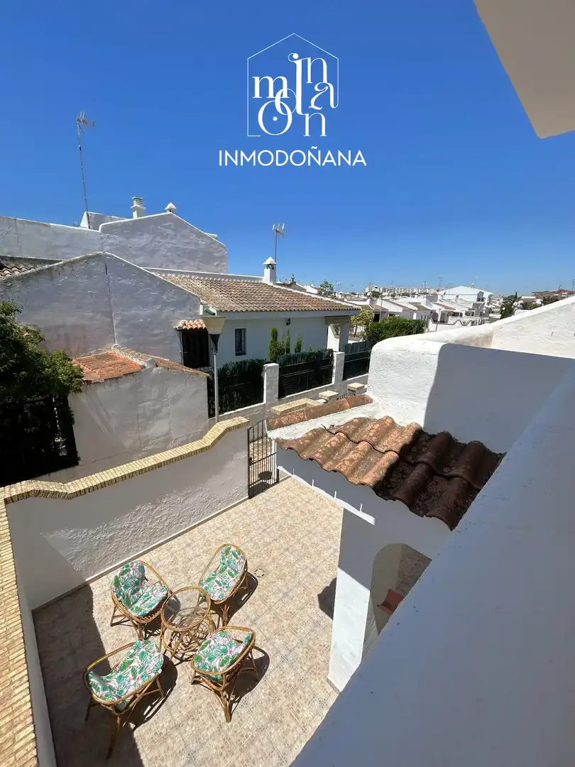 Vista exterior de Casa adosada en venta en Almonte con Terraza, Piscina y Amueblado