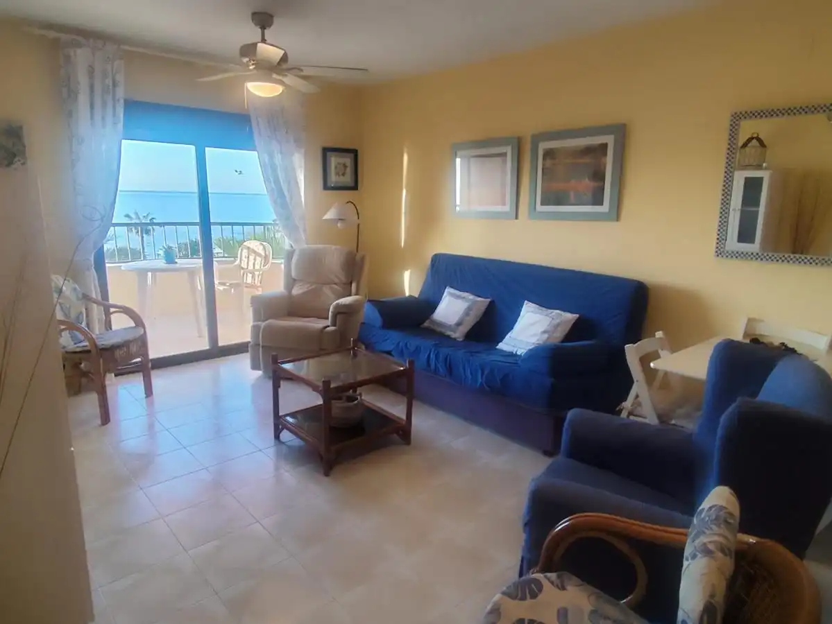 Sala d'estar de Apartament de lloguer en Almuñécar amb Aire condicionat, Terrassa i Moblat