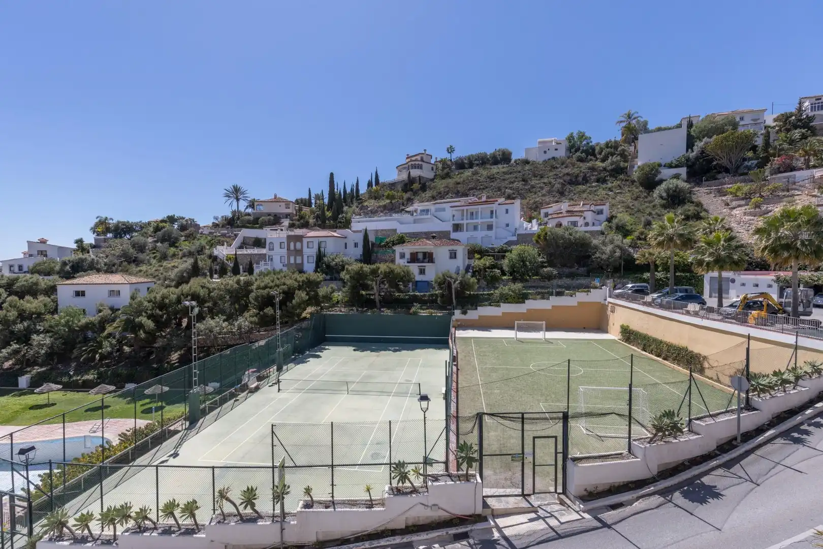 Vista exterior de Casa o xalet en venda en Salobreña amb Aire condicionat, Jardí privat i Piscina