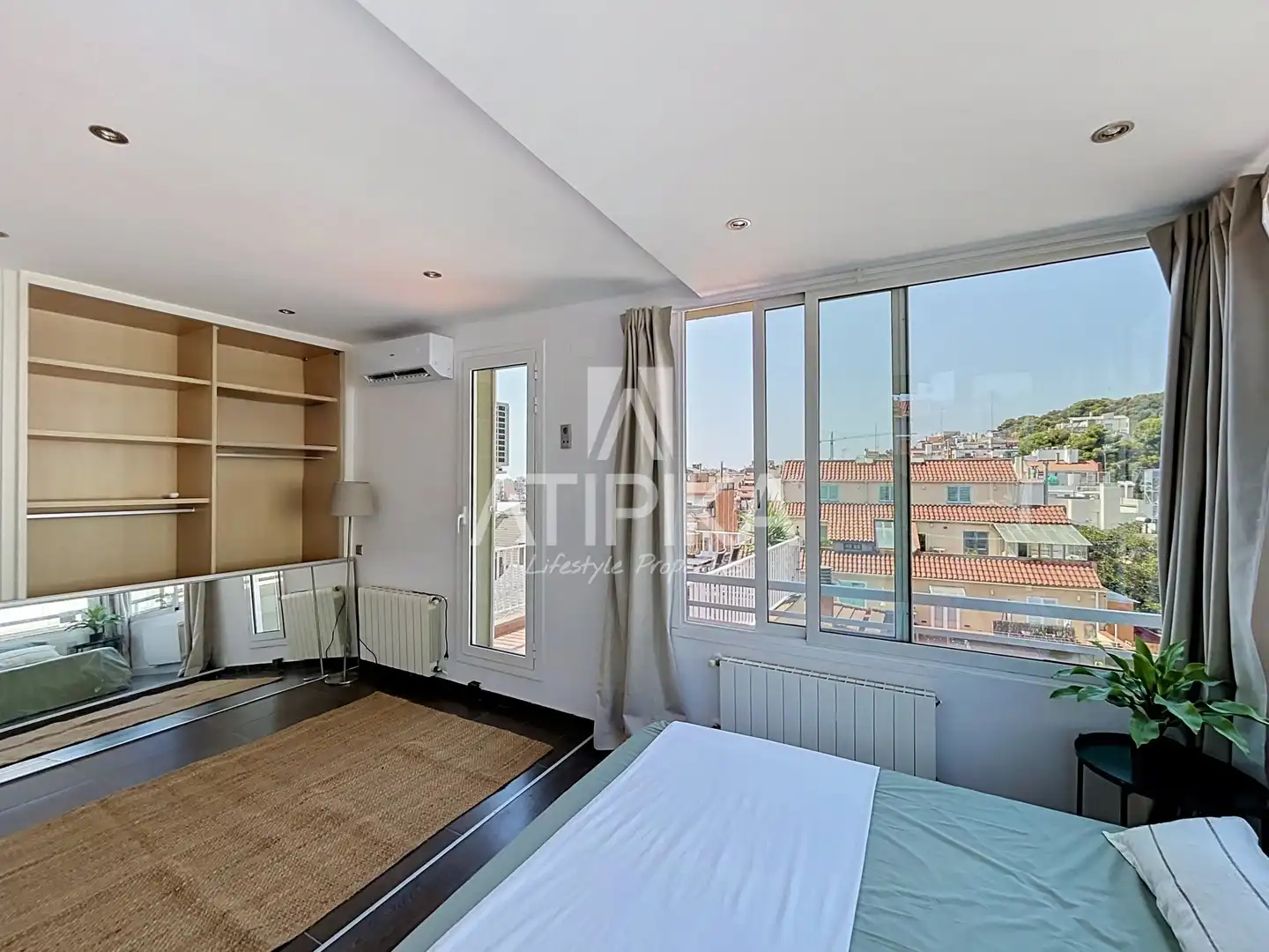 Schlafzimmer von Dachboden zur Miete in Barcelona mit Klimaanlage, Heizung und Terrasse