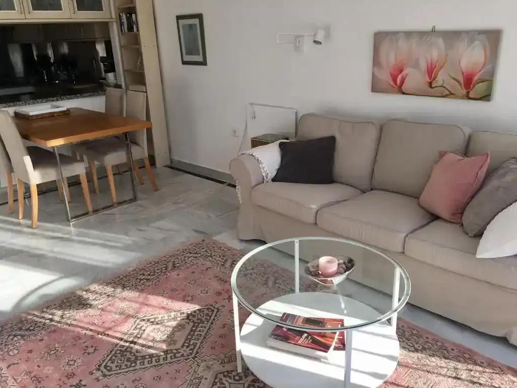 Sala d'estar de Àtic de lloguer en Mijas amb Aire condicionat, Piscina i Balcó