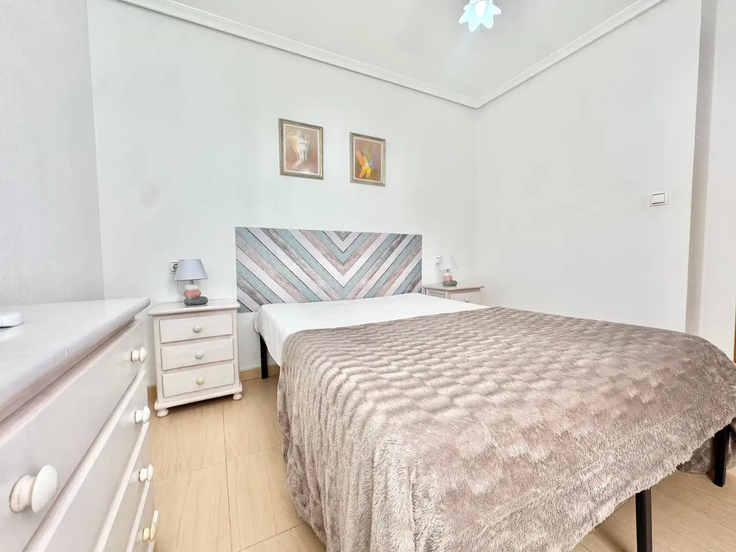Habitación de Apartamento de alquiler en Torrevieja con Aire acondicionado, Calefacción y Amueblado
