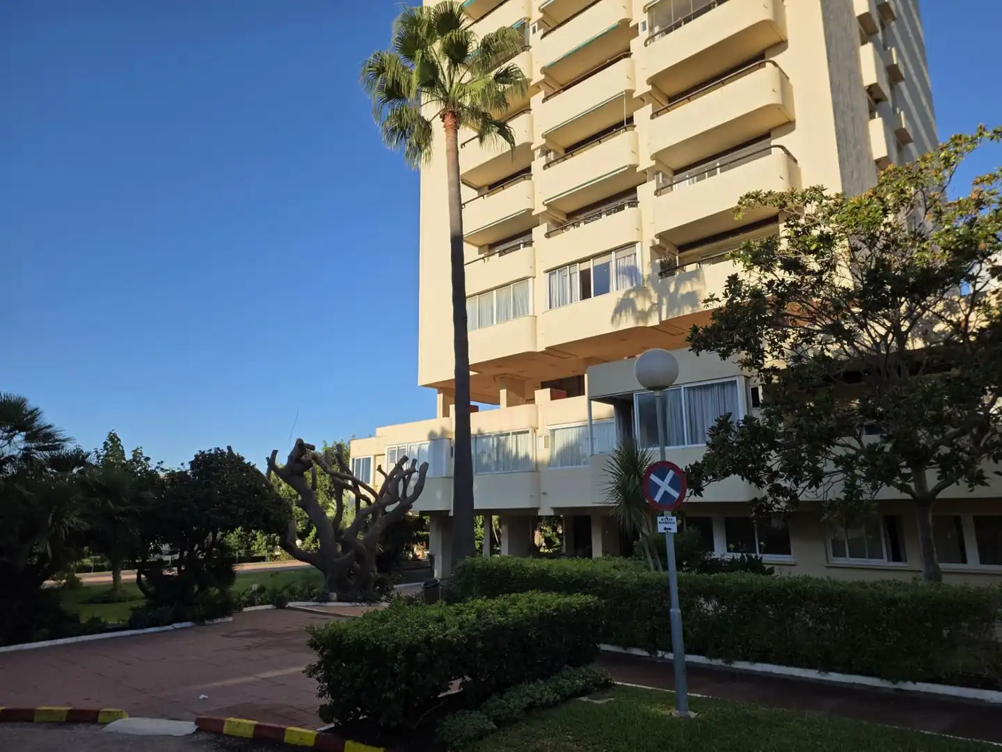 Vista exterior de Estudi en venda en Marbella amb Terrassa, Moblat i Piscina comunitària