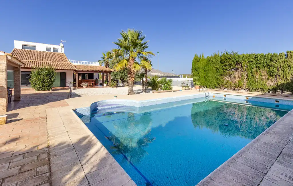 Chalet con terraza en venta en Calle Urba Coto Riñales 119, imagen 2