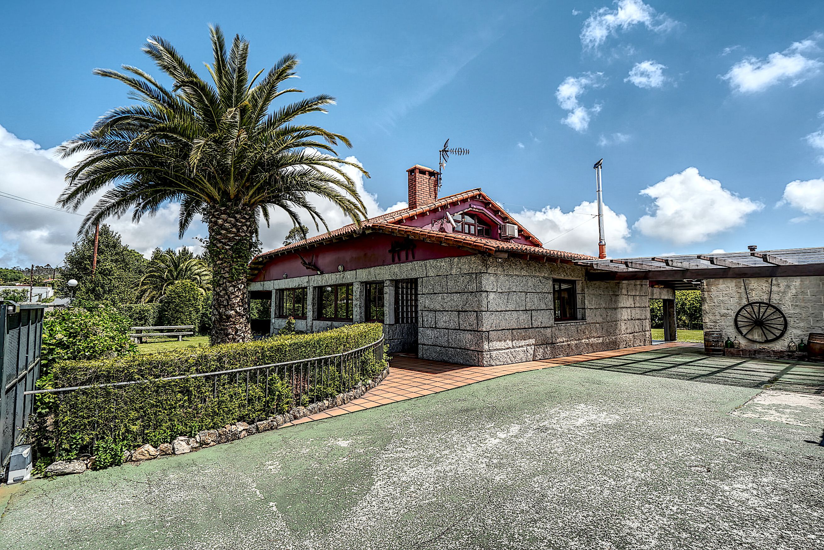 Vista exterior de Casa o xalet en venda en Carral amb Aire condicionat, Calefacció i Jardí privat