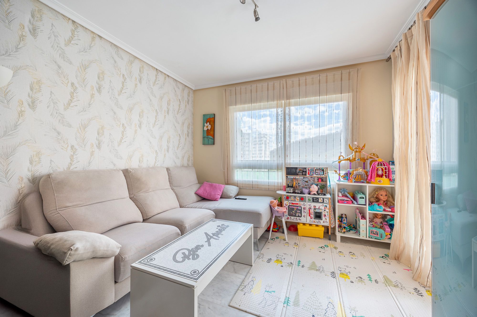 Living room of Flat for sale in  Madrid Capital  with Storage room, Swimming Pool and Furnished