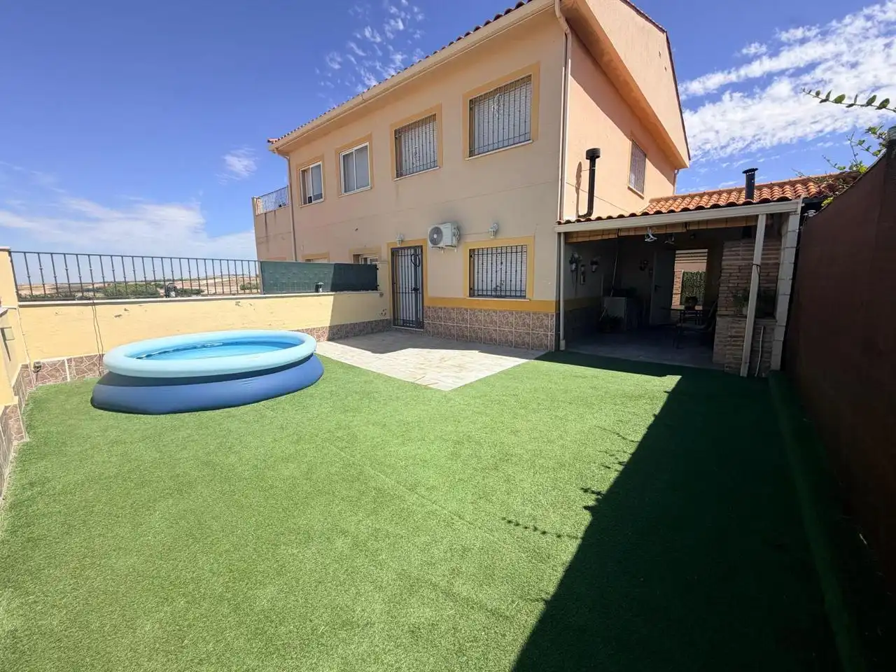 Terrassa de Casa adosada en venda en Zarza de Tajo amb Calefacció, Jardí privat i Piscina
