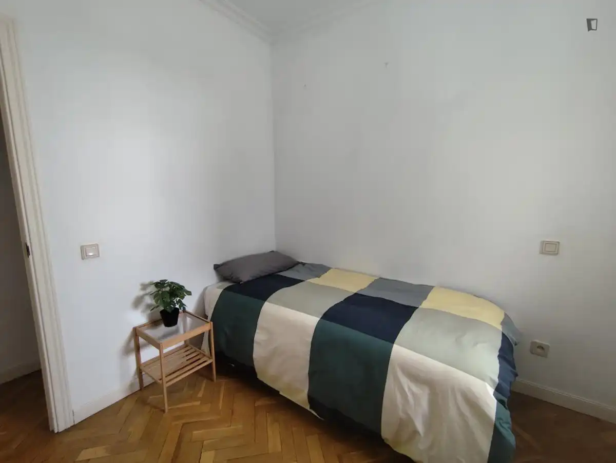 Dormitori de Apartament de lloguer en Madrid amb Aire condicionat, Moblat i Forn