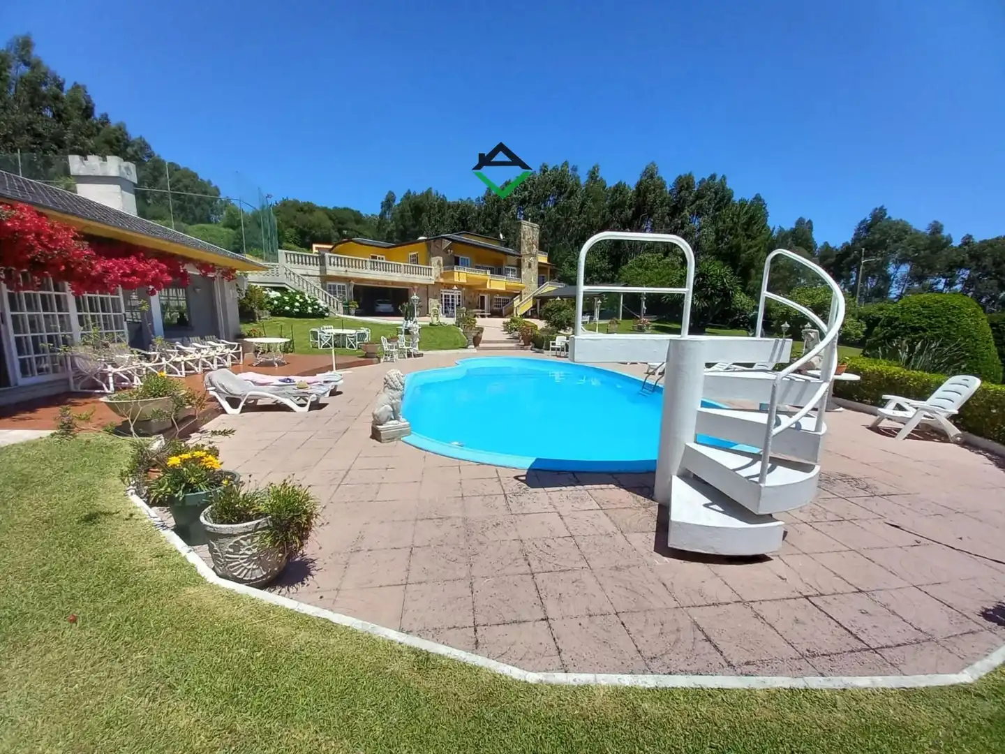 Piscina de Casa o xalet en venda en Cangas  amb Calefacció, Terrassa i Traster