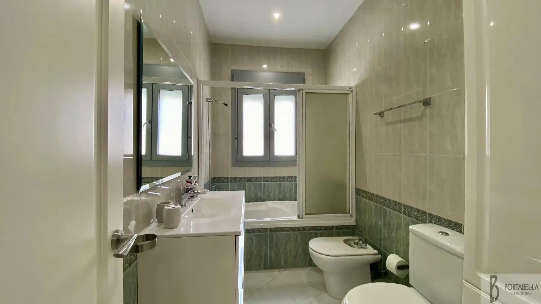 Badezimmer von Einfamilien-Reihenhaus zum Verkauf in Espera mit Klimaanlage und Abstellraum