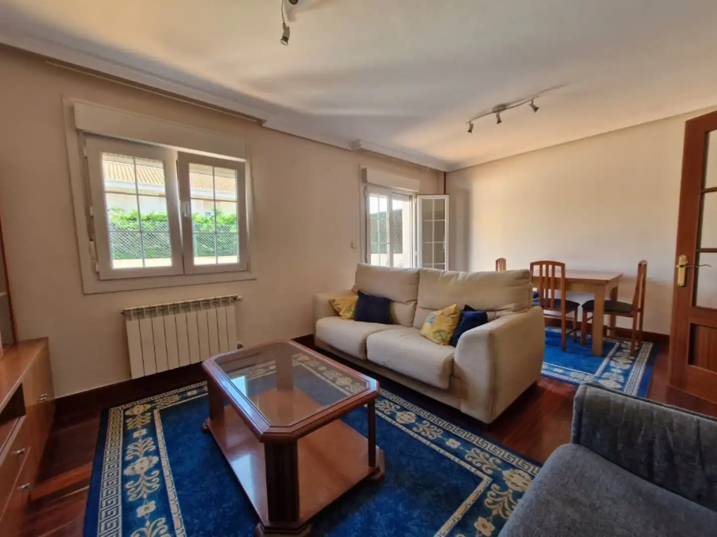 Wohnzimmer von Einfamilien-Reihenhaus zur Miete in Polanco mit Heizung, Privatgarten und Terrasse