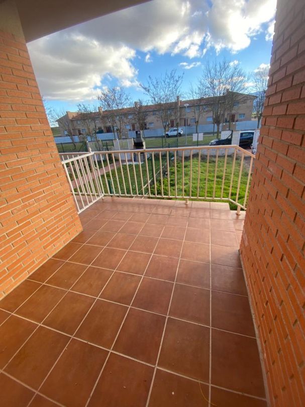 Terrassa de Casa adosada en venda en Medina de Pomar amb Calefacció, Jardí privat i Alarma