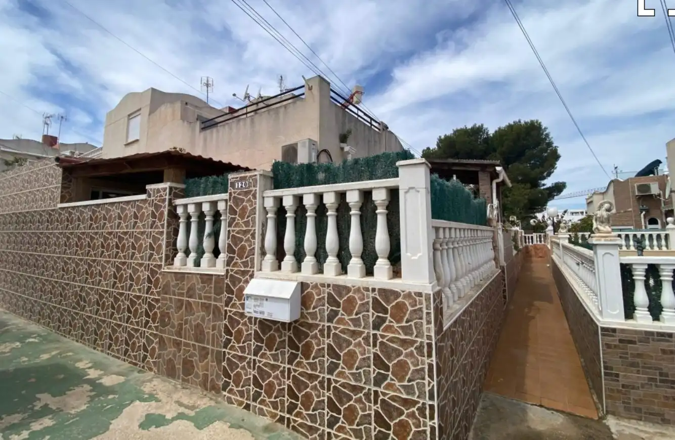 Vista exterior de Casa o xalet en venda en Torrevieja amb Jardí privat, Terrassa i Moblat