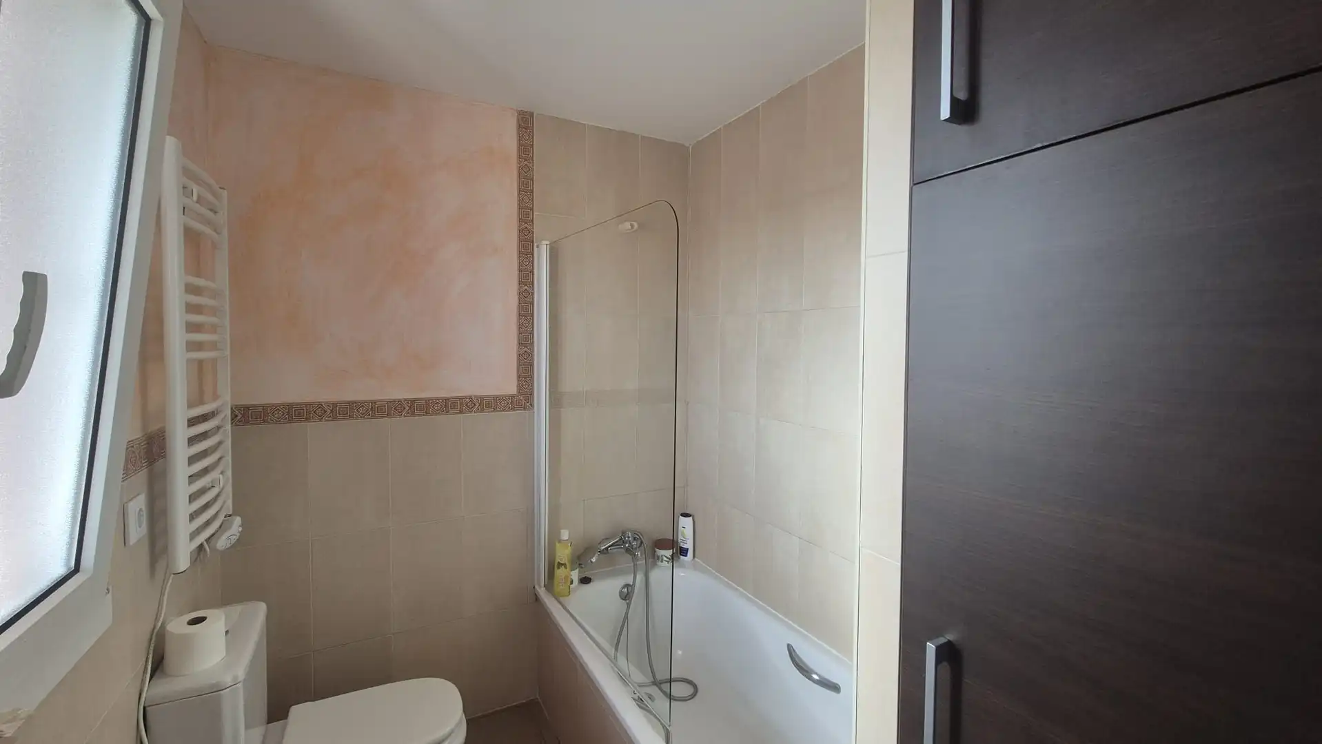 Baño de Casa adosada de alquiler en La Línea de la Concepción con Aire acondicionado, Calefacción y Jardín privado