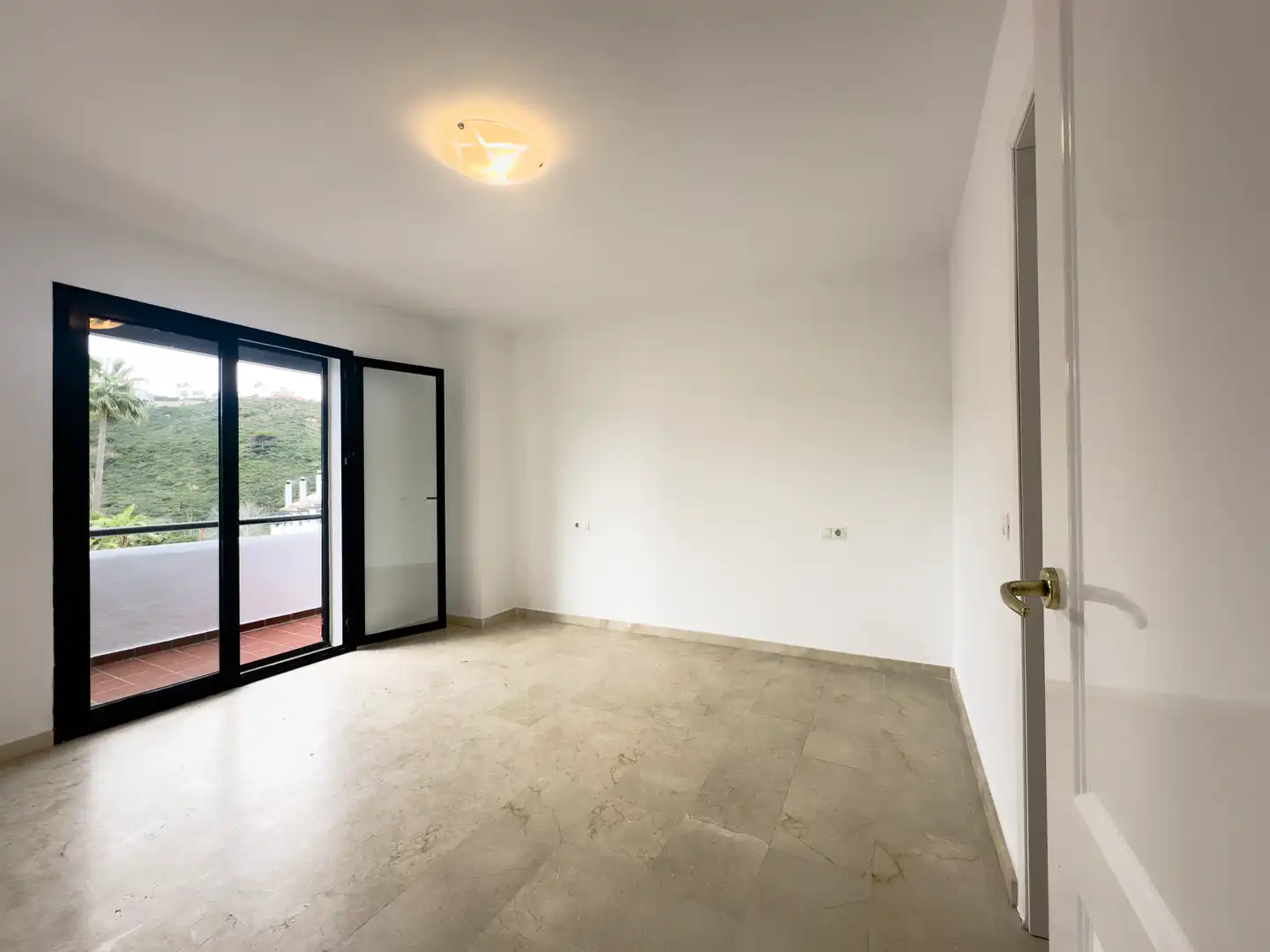 Einfamilien-Reihenhaus zum Verkauf in Manilva mit Terrasse, Abstellraum und Schwimmbad