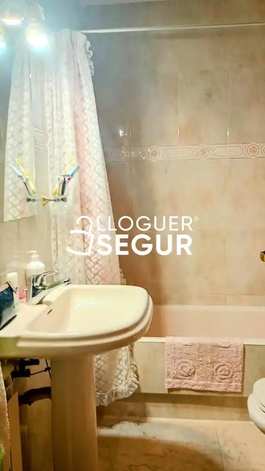 Badezimmer von Wohnung zur Miete in Castelldefels mit Klimaanlage, Heizung und Terrasse