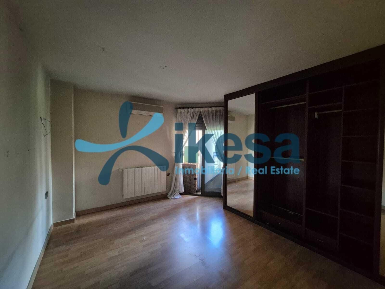 Flat for sale in  Granada Capital  with Private garden, Terrace and Balcony