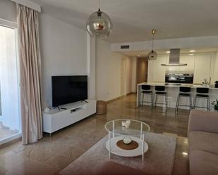 Sala d'estar de Apartament de lloguer en Benalmádena amb Aire condicionat, Jardí privat i Terrassa