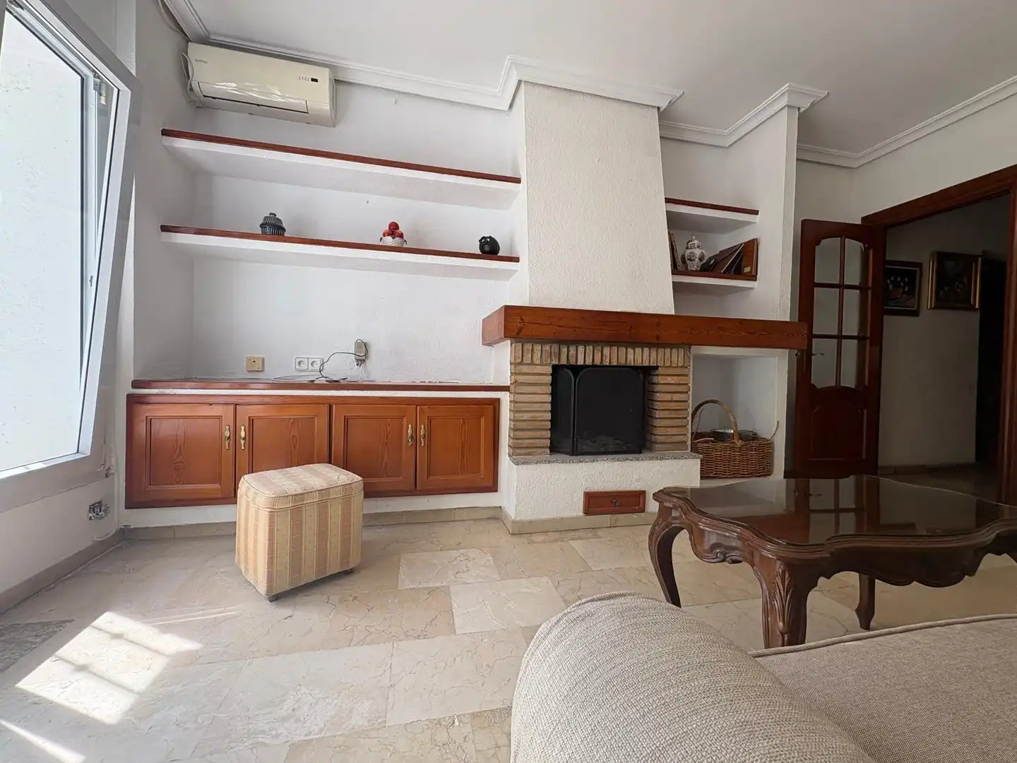 Living room of Houses for sale in Algeciras  with Air Conditioner, Private garden and Terrace