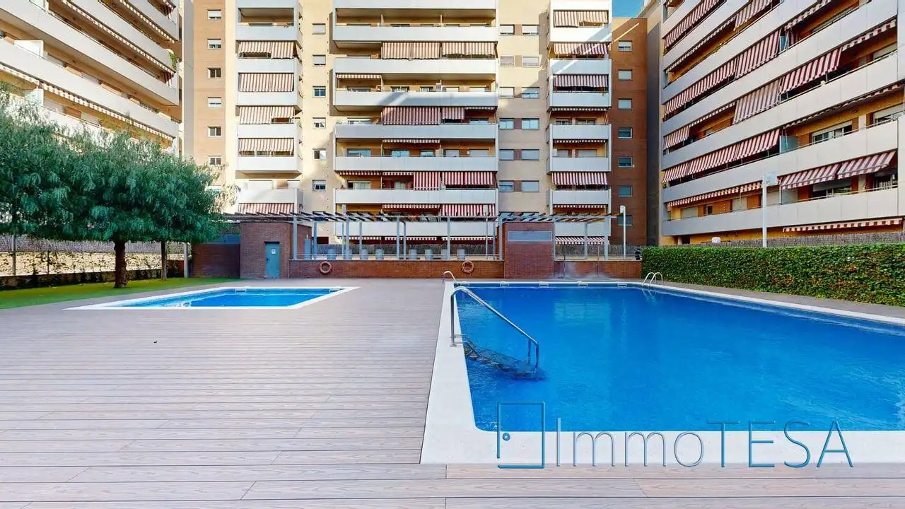 Swimming pool of Flat for sale in Barberà del Vallès  with Air Conditioner, Heating and Parquet flooring