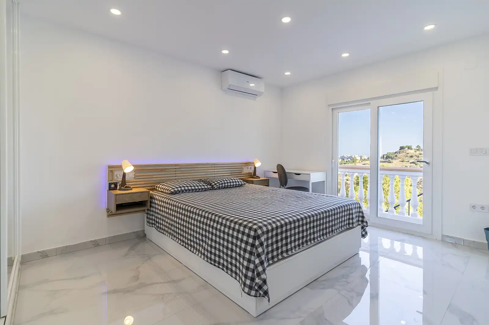 Bedroom of Houses for sale in Benalmádena  with Air Conditioner, Terrace and Swimming Pool