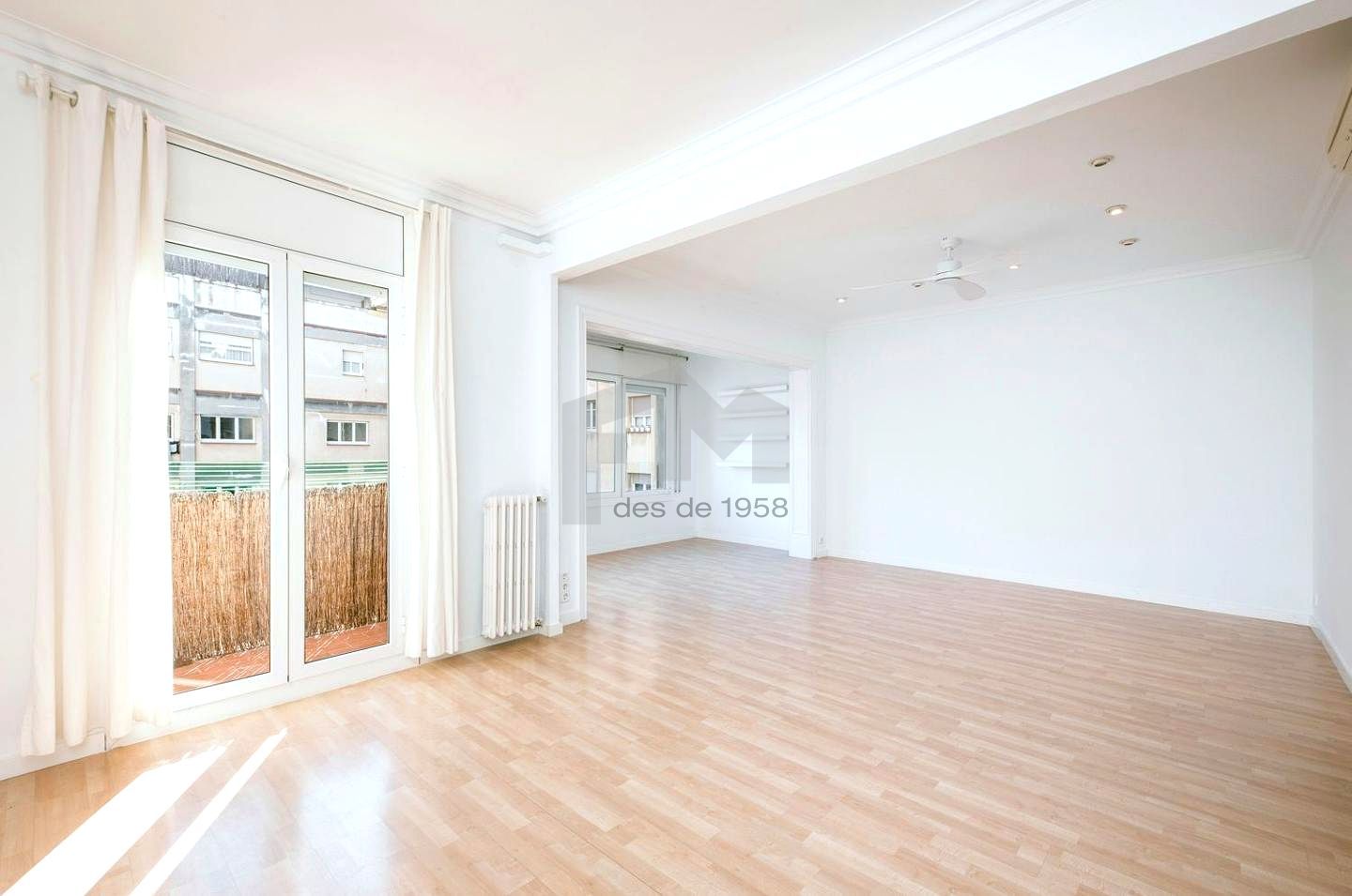 Exterior view of Flat for sale in  Barcelona Capital  with Storage room and Balcony