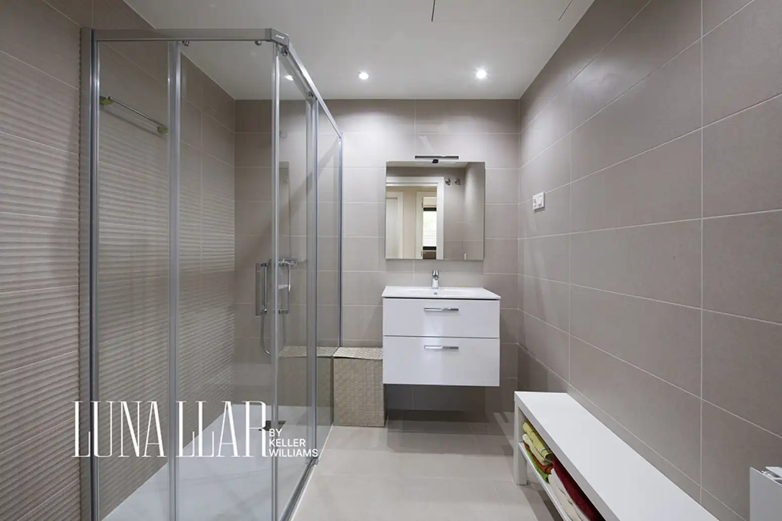 Badezimmer von Wohnung zum Verkauf in Gavà mit Klimaanlage, Privatgarten und Parkett