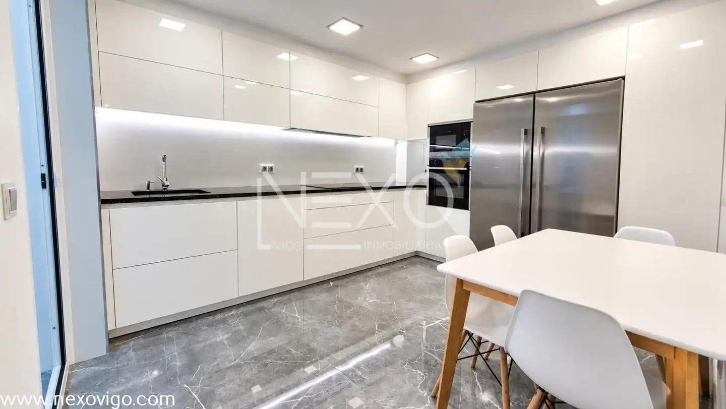 Cocina de Piso en venta en Vigo  con Calefacción, Trastero y Amueblado
