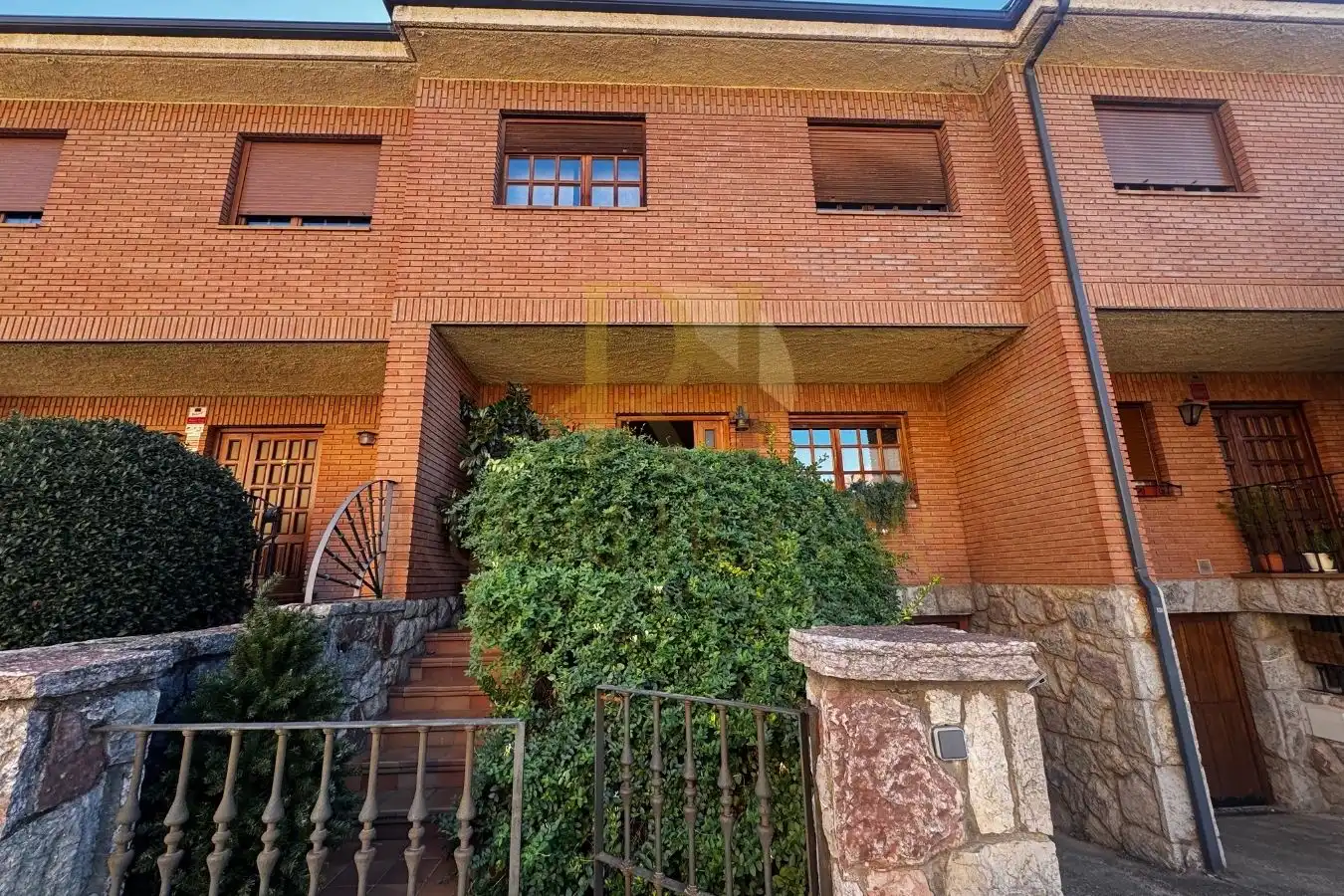 Adosado con piscina en venta en Calle El Ebro