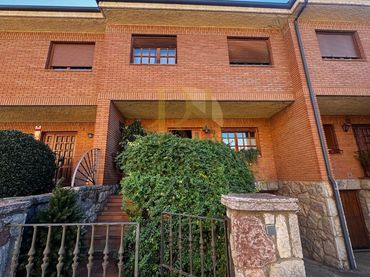 Adossat amb piscina en venda a Calle El Ebro