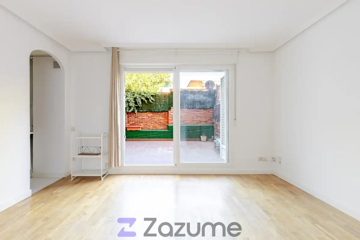 Sala de estar de Estudio de alquiler en Majadahonda con Calefacción, Jardín privado y Parquet
