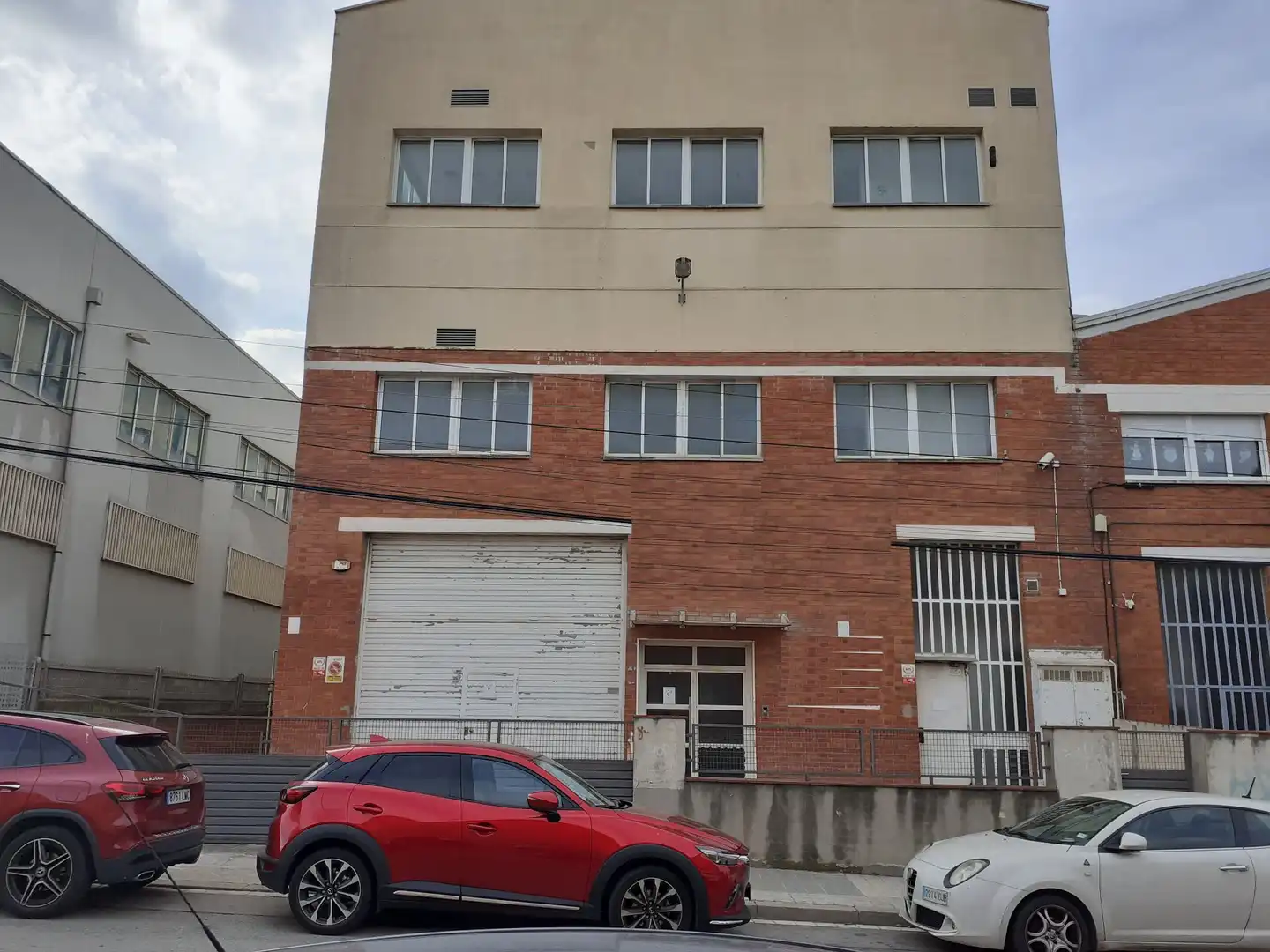 Vista exterior de Nau industrial en venda en Sant Joan Despí
