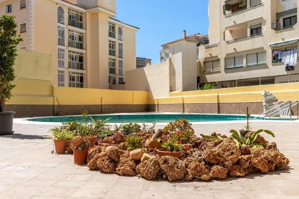 Piscina de Estudio en venta en Torremolinos con Aire acondicionado, Calefacción y Amueblado
