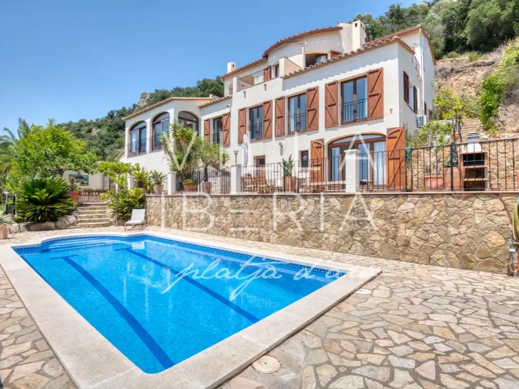 Casa amb piscina en venda a Carrer Siena 12