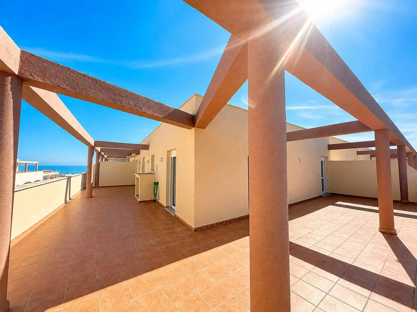 Terrasse von Dachboden zur Miete in Manilva mit Klimaanlage, Terrasse und Möbliert