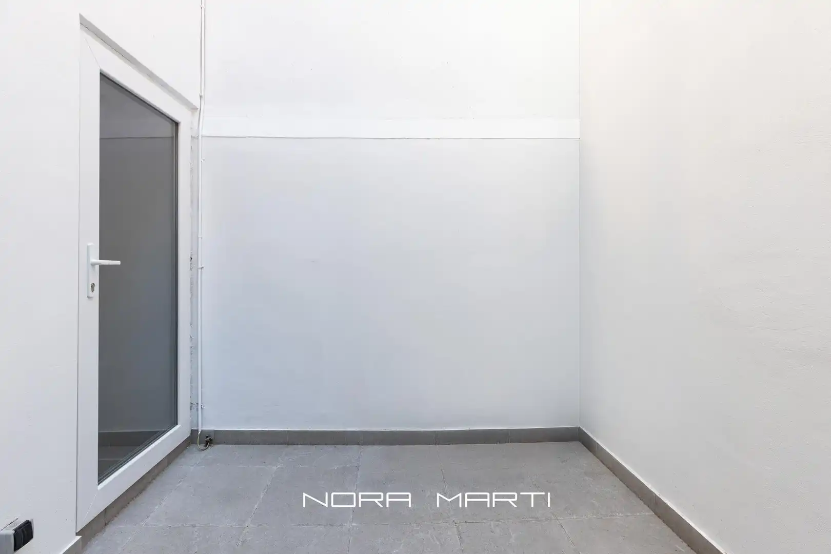 Ground floor for sale in Barcelona  with Air Conditioner and Alarm