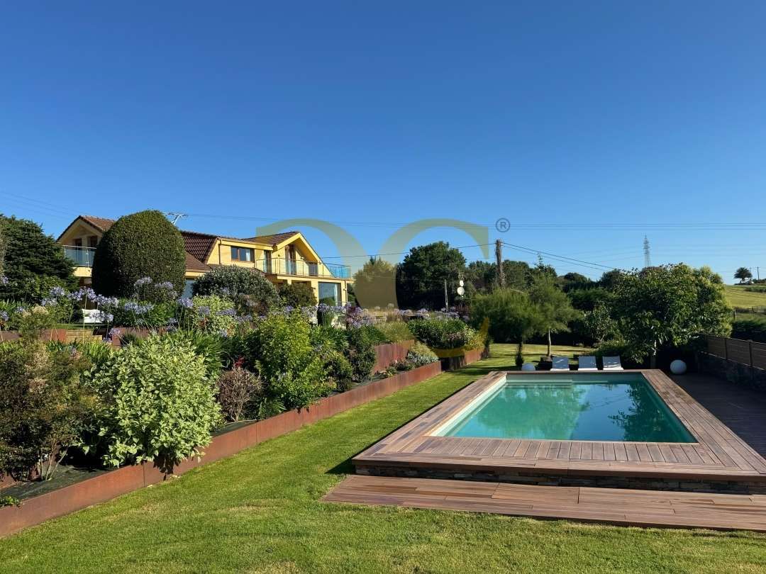 Piscina de Casa o xalet de lloguer en Santa Cruz de Bezana amb Aire condicionat, Calefacció i Jardí privat