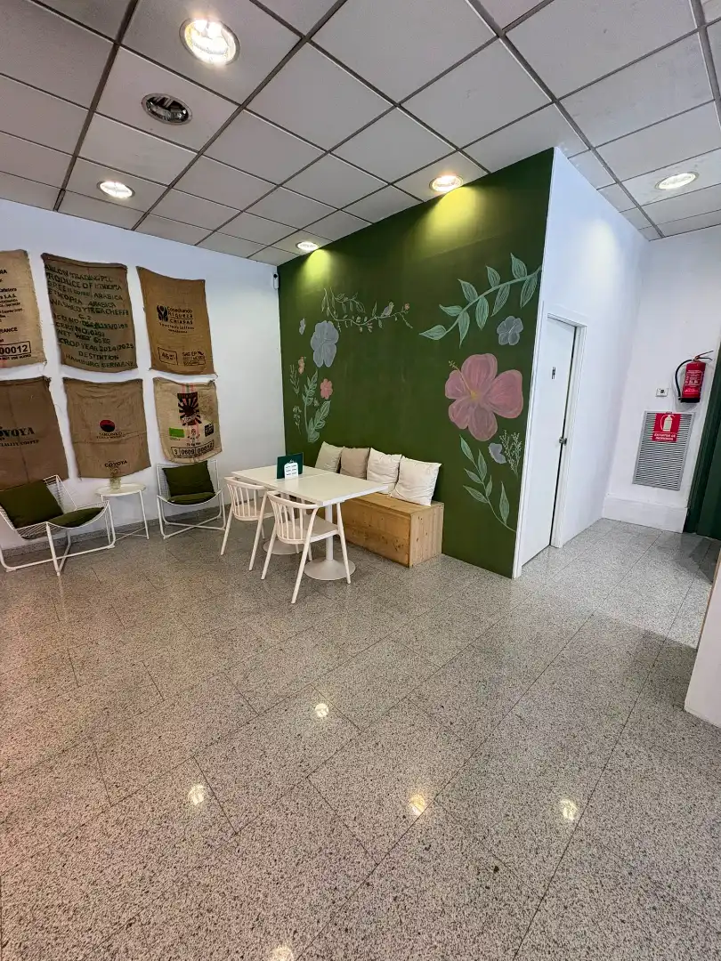 Local en traspas en Girona amb Aire condicionat, Calefacció i Moblat
