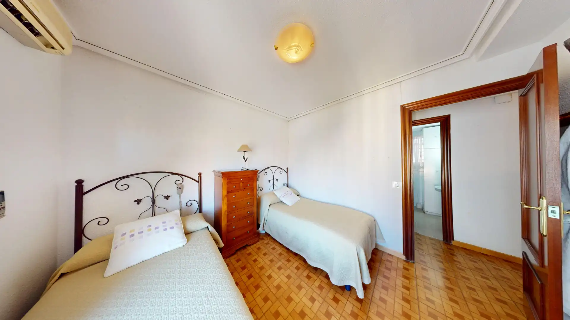 Habitación de Piso en venta en Alicante / Alacant con Aire acondicionado, Terraza y Amueblado
