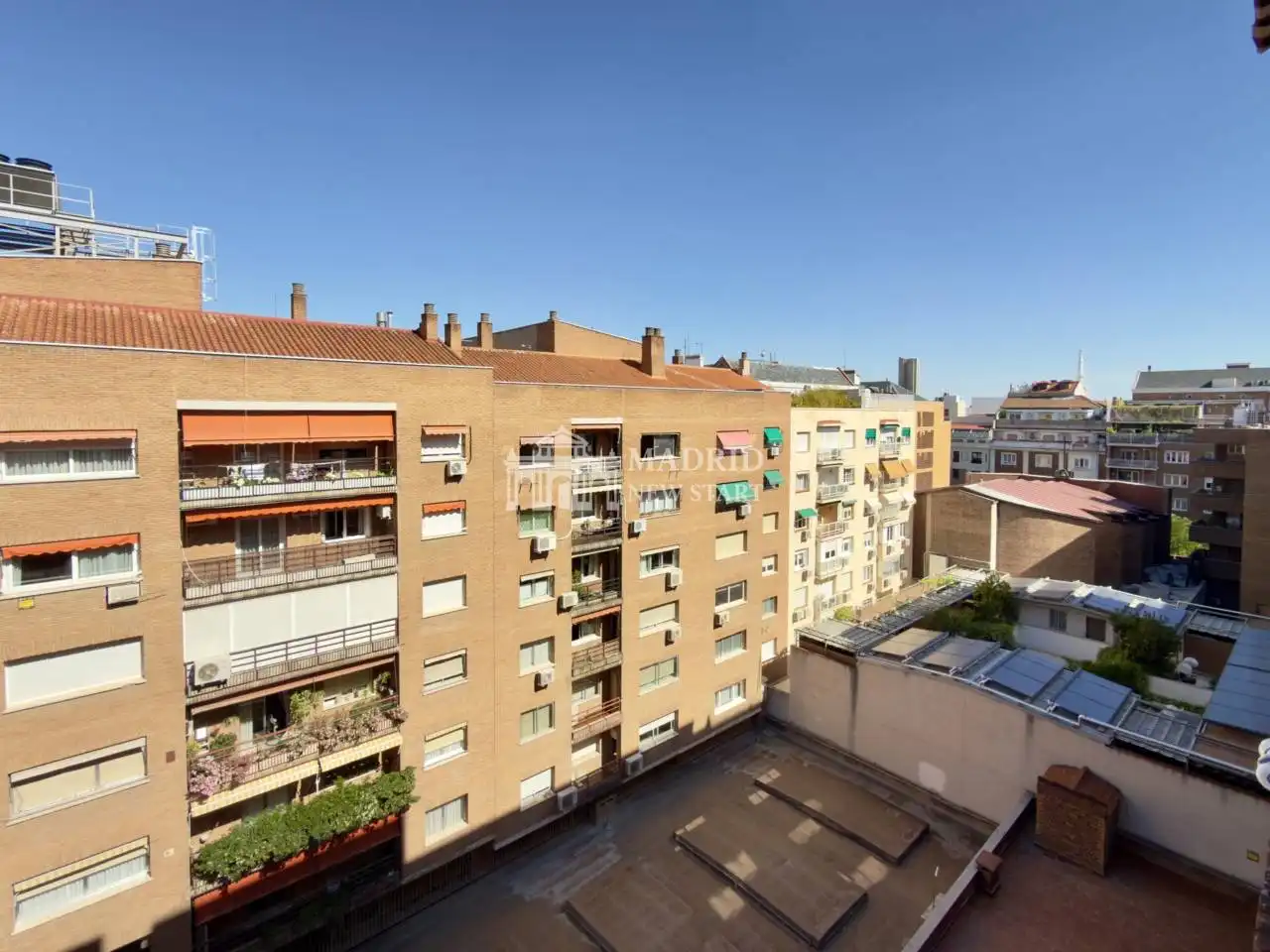 Außenansicht von Wohnung zum Verkauf in Madrid mit Klimaanlage, Heizung und Terrasse