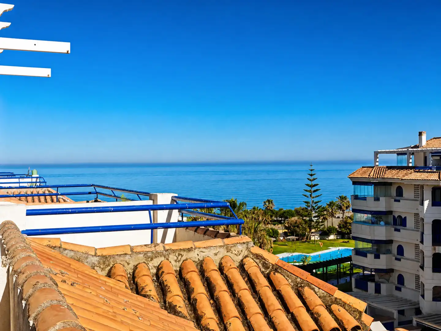 Vista exterior de Ático en venta en Manilva con Aire acondicionado, Terraza y Piscina