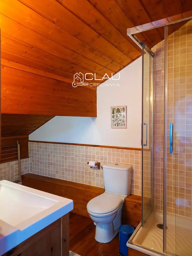 Baño de Dúplex de alquiler en Latour - de - Carol con Calefacción, Parquet y Terraza