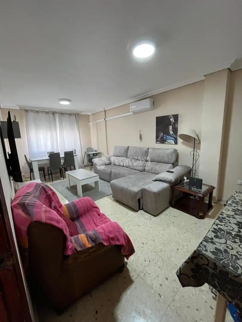 Sala de estar de Piso en venta en Sevilla con Calefacción, Terraza y Amueblado