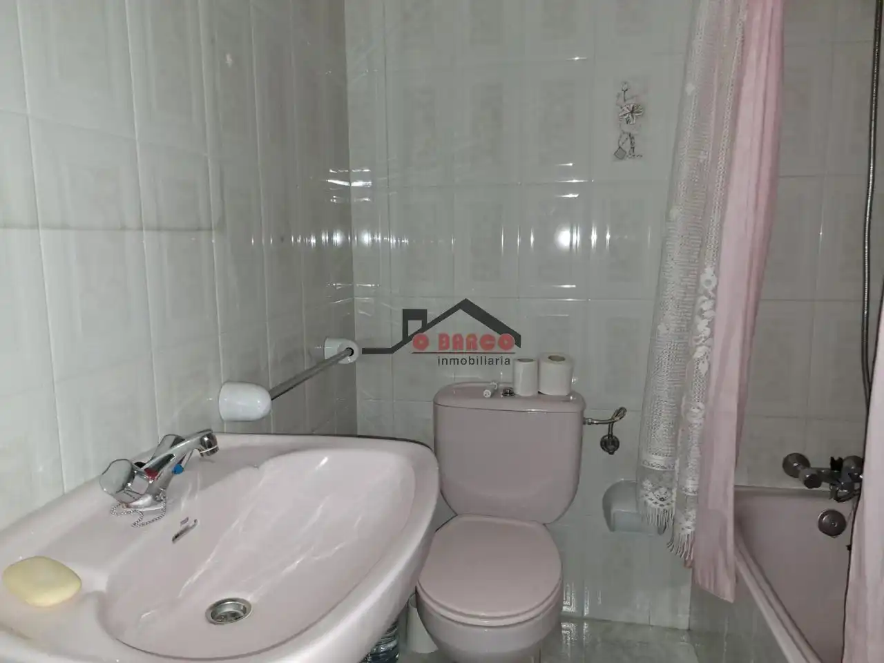 Baño de Piso en venta en O Barco de Valdeorras   con Calefacción, Trastero y Balcón