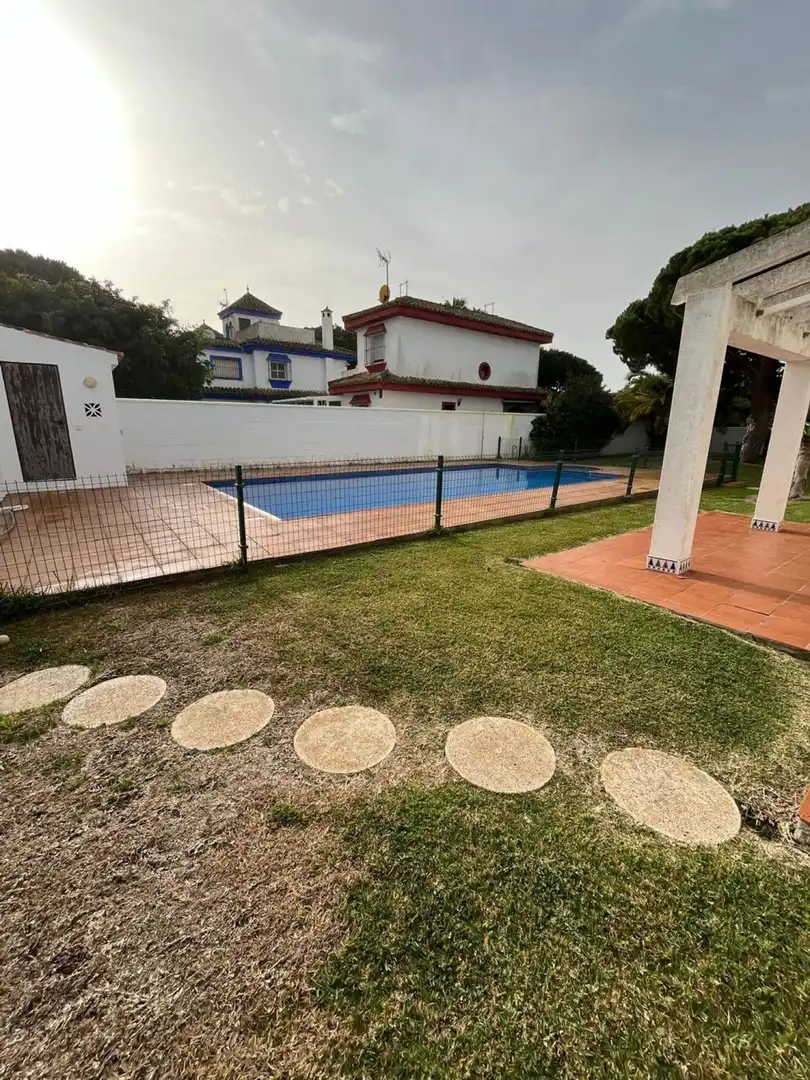 Swimming pool of Houses for sale in Chiclana de la Frontera