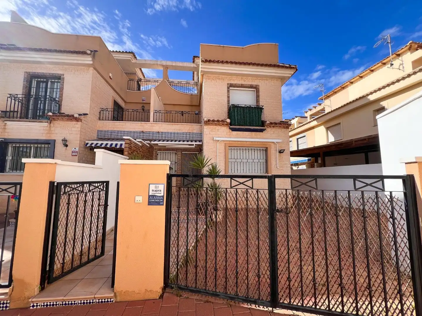 Vista exterior de Casa adosada en venta en Pilar de la Horadada con Aire acondicionado, Calefacción y Terraza