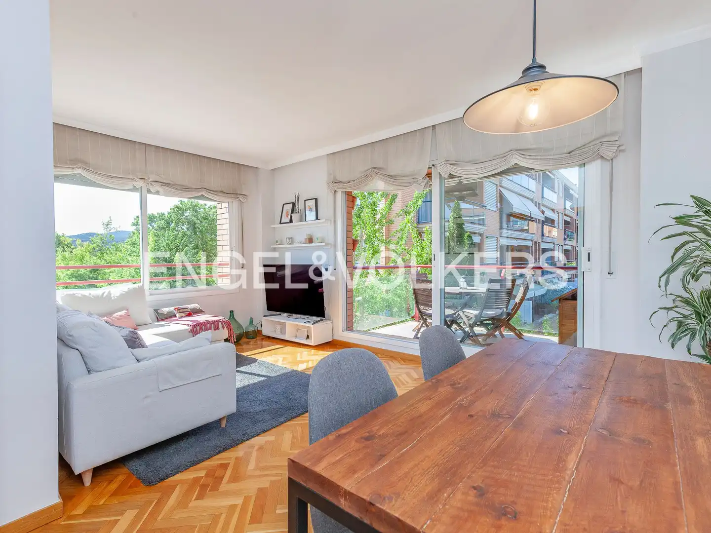 Vista exterior de Piso de alquiler en Sant Cugat del Vallès con Calefacción, Jardín privado y Parquet