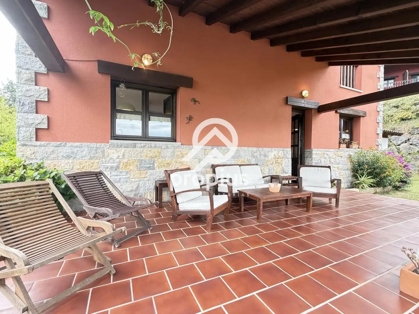 Terrassa de Casa adosada en venda en Cangas de Onís amb Calefacció, Jardí privat i Terrassa