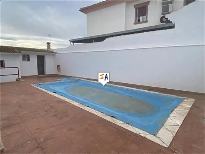 Schwimmbecken von Einfamilien-Reihenhaus zum Verkauf in Íllora mit Terrasse, Abstellraum und Schwimmbad